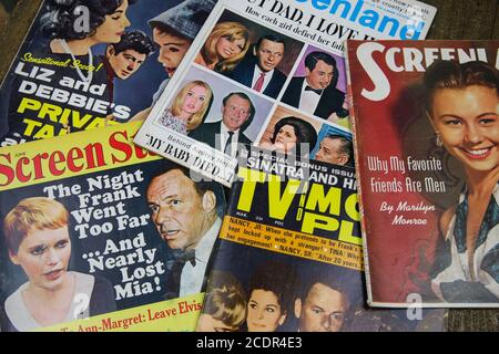 Viersen, Germania - 9 luglio. 2020: Visualizza su pile riviste americane vintage tv. Foto Stock