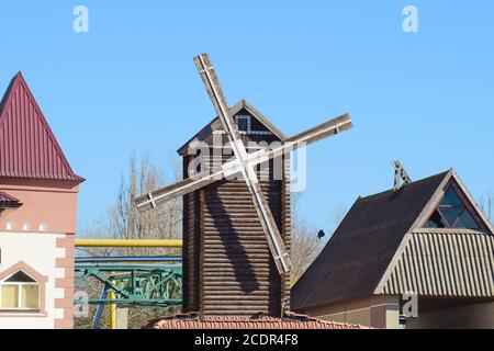 Mulino di legno decorativo per decorare le strade. Case ed edifici Foto Stock