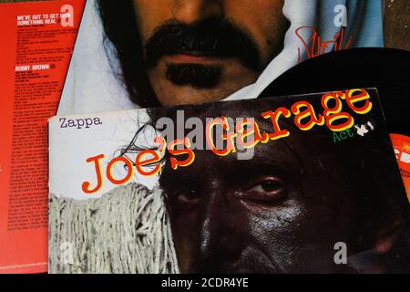 Viersen, Germania - 9 luglio. 2020: Primo piano della collezione di dischi in vinile Frank Zappa Foto Stock