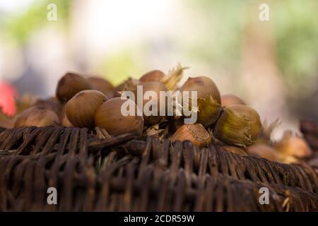 Un cestello di nocciole tostate invitante Foto Stock