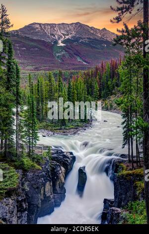 Il Sunwapta Falls lungo la Icefields Parkway, Alberta, Canada. Foto Stock