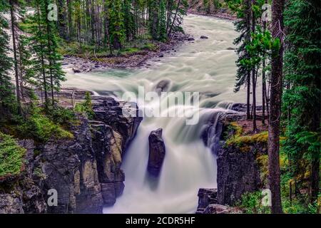 Il Sunwapta Falls lungo la Icefields Parkway, Alberta, Canada. Foto Stock