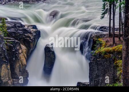 Il Sunwapta Falls lungo la Icefields Parkway, Alberta, Canada. Foto Stock