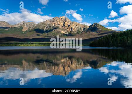 Il lago di Patricia e la montagna Pyramid riflessioni nel Jasper National Park, Alberta, Canada. Foto Stock
