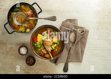 Servendo stufato sano con carne di coniglio e verdure su grigio sfondo Foto Stock