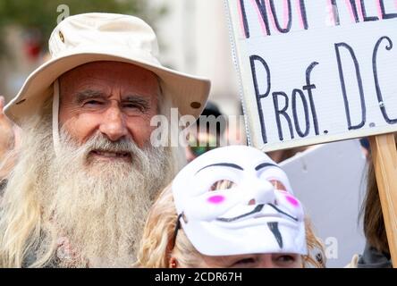 Londra, Regno Unito. 29 agosto 2020. Dimostrazione di Unisci per la libertà, Trafalgar Square. I manifestanti chiedono: Niente più blocchi, niente distanziamento sociale, niente maschere, niente tracce e tracce, nessun passaporto sanitario, nessuna vaccinazione obbligatoria, nessuna "nuova normalità". Credit: Neil Atkinson/Alamy Live News. Foto Stock