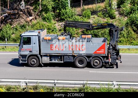 BAUKING camion in autostrada. BAUKING è uno dei leader di mercato nel settore tedesco dei materiali da costruzione e del legno. Foto Stock