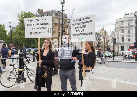 Unitevi per la libertà, i vaccini e le maschere protestano contro le misure del covid-19 in Trafalgar Square. Londra - 29 agosto 2020 Foto Stock
