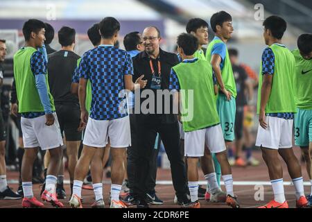 Dalian, provincia cinese di Liaoning. 29 Agosto 2020. Rafael Benitez (C), capo allenatore del Dalian FC festeggia con i suoi compagni di squadra durante l'ottava partita tra Shandong Luneng e Dalian FC alla stagione rinviata 2020 Chinese Football Association Super League (CSL) Dalian Division a Dalian, nella provincia di Liaoning della Cina nordorientale, 29 agosto 2020. Credit: Pan Yulong/Xinhua/Alamy Live News Foto Stock