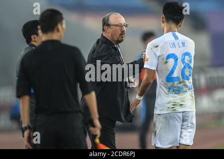 Dalian, provincia cinese di Liaoning. 29 Agosto 2020. LIN Liangming (1st R) del Dalian FC celebra il suo obiettivo con il capo allenatore Rafael Benitez (2nd R) durante l'ottava partita tra Shandong Luneng e Dalian FC alla stagione rinviata 2020 Chinese Football Association Super League (CSL) Dalian Division a Dalian, nella provincia di Liaoning della Cina nordorientale, 29 agosto 2020. Credit: Pan Yulong/Xinhua/Alamy Live News Foto Stock