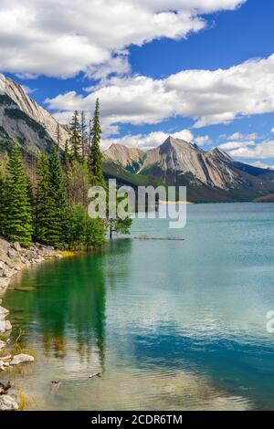 Lago di medicina con riflessi nel Jasper mNational Park, Alberta, Canada. Foto Stock