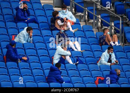 Chelsea's Timo Werner (centro) con gli altri sostituti dopo aver scese durante la pre-stagione amichevole allo stadio AMEX di Brighton dove fino a 2500 tifosi sono stati autorizzati a guardare la partita dopo che il governo ha annunciato un ulteriore lotto di eventi sportivi che saranno utilizzati per il pilota il ritorno sicuro degli spettatori. Foto Stock