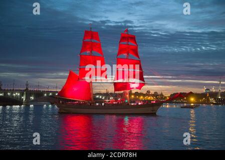 ST. PETERSBURG, RUSSIA - 24 GIUGNO 2018: Il brig svedese 'tre corone' (tre Cronor) - il partecipante della vacanza 'scarlet Sails' primo piano Foto Stock