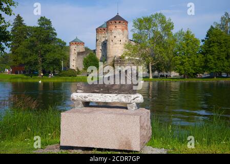 SAVONLINNA, FINLANDIA - 24 LUGLIO 2018: Scultura della foca di Saimaan sullo sfondo della fortezza medievale di Olavinlinna Foto Stock