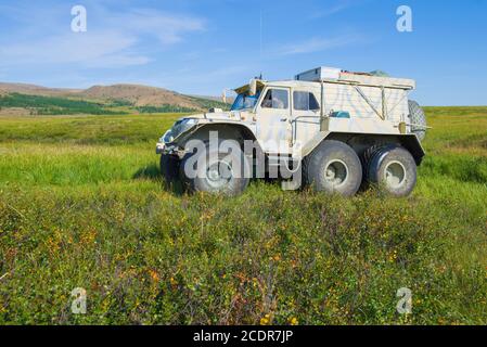 YAMAL, RUSSIA - Agosto 22, 2018: veicolo fuoristrada Trekol nella tundra artica su una soleggiata giornata estiva Foto Stock