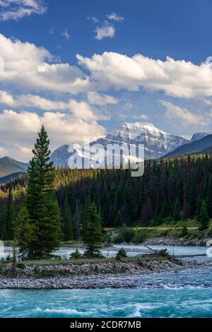 Mount Edith Cavell e il fiume Athabasca nel Jasper National Park, Alberta, Canada. Foto Stock
