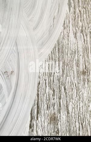 Tratti di vernice bianca su una vetrina, sfondo astratto Foto Stock