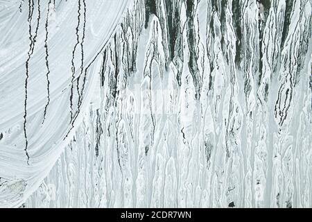 Tratti di vernice bianca su una vetrina, sfondo astratto Foto Stock