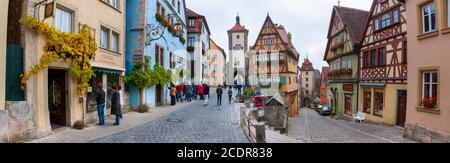 Rothenburg ob der Tauber, Germania/Baviera – 21 agosto 2020: Vista panoramica del centro storico medievale di Rothenburg con splendidi negozi nella storica città Foto Stock