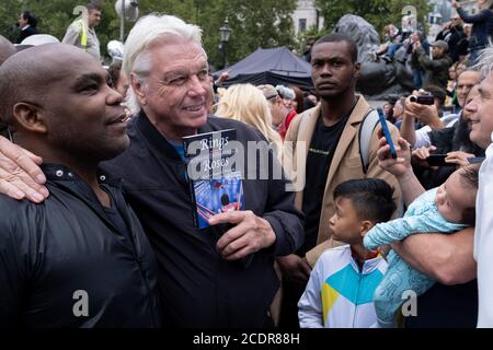 David Icke, il teorico della cospirazione delle celebrità, è avido adorando gli ammiratori che si riuniscono a Trafalgar Square per una protesta contro il blocco e la libertà personale contro il governo e i media tradizionali che, dicono, sono dietro disinformazione e verità sulla pandemia di Covid, il 29 agosto 2020, a Londra, in Inghilterra. Foto Stock