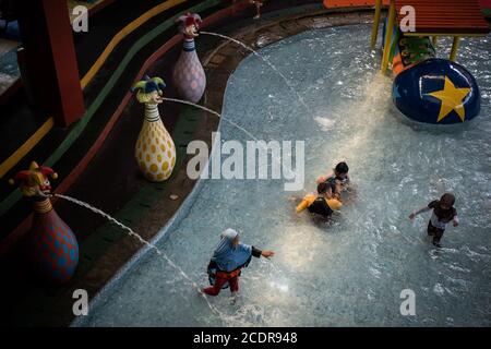 Bekasi, Indonesia. 29 Agosto 2020. I bambini si divertono il fine settimana giocando su un gioco d'acqua per sfuggire al caldo a Bekasi, Indonesia, 29 agosto 2020. (Foto di Evan Praditya/INA Photo Agency/Sipa USA) Credit: Sipa USA/Alamy Live News Foto Stock