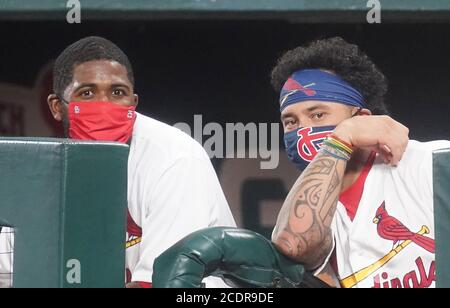 St. Louis, Stati Uniti. 29 agosto 2020. I Cardinali di St. Louis Dexter Fowler (L) e Koten Wong, guardano la loro squadra pipistrello contro gli Indiani Cleveland nel secondo inning al Busch Stadium di St. Louis venerdì 28 agosto 2020. Photo by Bill Greenblatt/UPI Credit: UPI/Alamy Live News Foto Stock