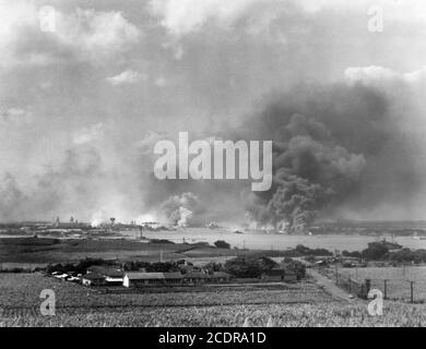 Pearl Harbor 1941. Navi americane che bruciano dopo l'attacco giapponese a Pearl Harbor, 7 dicembre 1941. Foto Stock