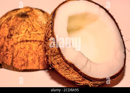 Due metà di una frutta di cocco isolato sullo sfondo. Foto Stock