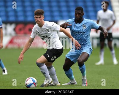 L'Amadou Bakayoko di Coventry City (a destra) durante il periodo pre-stagionale amichevole a London Road, Peterborough. Foto Stock