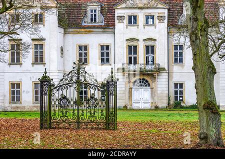 Dietro porte chiuse - una vecchia casa padronale abbandonata e fatiscente, Ivenack Manor, Meclemburgo-Pomerania, Germania. Foto Stock