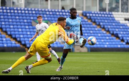 L'Amadou Bakayoko di Coventry City (a destra) durante il periodo pre-stagionale amichevole a London Road, Peterborough. Foto Stock