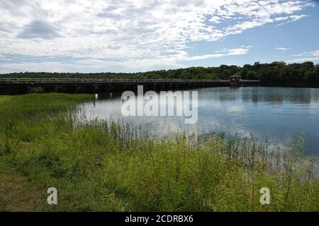 Il lago Shell e la diga del lago Shell sono punti di riferimento iconici e offrono nautica da diporto, pesca e vedute di un vecchio ponte di cemento Foto Stock