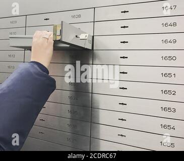 Cassetta di sicurezza aperto in un certo sicuro cella di deposito Foto Stock