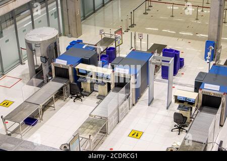 Un checkpoint vuoto con scanner per i passeggeri di controllo e il suo bagaglio all'aeroporto. Foto Stock