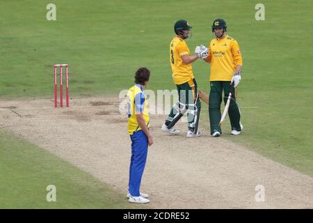 CHESTER LE STREET, INGHILTERRA. AUGUST Notts' Joe Clarke si congratula con Chris Nash per aver ottenuto cinquanta punteggi durante la partita Vitality Blast T20 tra il Durham County Cricket Club e il Nottinghamshire a Emirates Riverside, Chester le Street sabato 29 agosto 2020. (Credit: Mark Fletcher | MI News) Credit: MI News & Sport /Alamy Live News Foto Stock