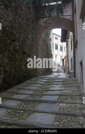 Vista della piccola isola di San Giulio sul lago d'Orta in Piemonte, Italia Foto Stock