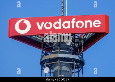 Logo Vodafone su Mast Berlin Germania Vodafone Sign, ad, Brand, European, Company Foto Stock