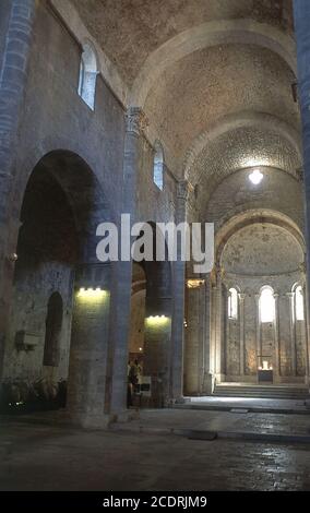 INTERIOR DE LA IGLESIA DE SAN PEDRO DE GALLIGANTS - S XII - ROMANICO CATALANO - ACTUALMENTE MUSEO ARQUEOLOGICO. LOCALITÀ: MONASTERIO DE SAN PEDRO DE GALLIGANTS. GERONA. SPAGNA. Foto Stock