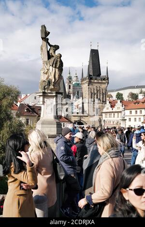 Turisti da tutto il mondo sul Ponte Carlo A Praga Foto Stock