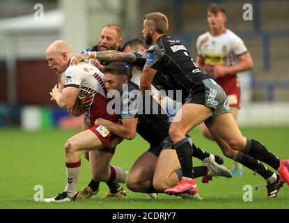 Wigan Warriors' Liam Farrell (a sinistra) affrontato da Jacob Trueman di Castleford Tigers e Danny Richardson (a destra) durante la partita della Super League allo stadio Hallowell Jones di Warrington. Foto Stock