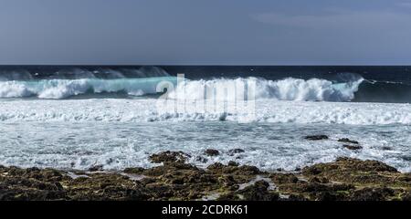 Onde con forti onde marine sulla costa di Lanzarote vicino a la Santa, Isole Canarie Spagna, Europa Foto Stock