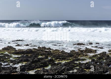 Onde con forti onde marine sulla costa di Lanzarote vicino a la Santa, Isole Canarie Spagna, Europa Foto Stock