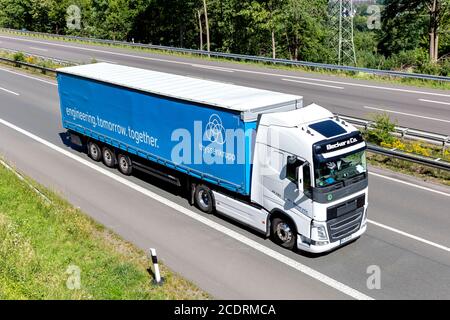 Becker & Co. Volvo FH camion con ThyssenKrupp rimorchio di lato del marciapiede su autostrada. Foto Stock