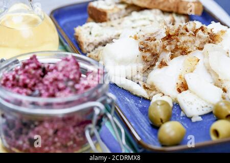 Filetto di merluzzo con insalata di Quinoa con barbabietola e chia semi Foto Stock