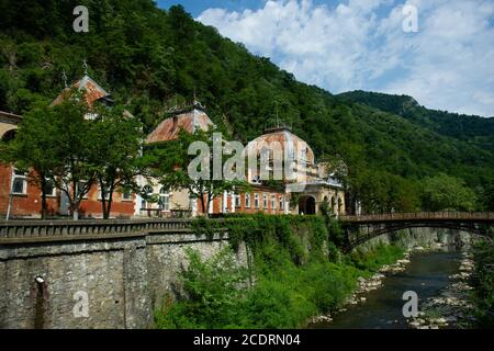 Le Terme imperiali austriache, o Baile Neptune, sono un complesso termale storico abbandonato nella località termale termale di Baile Herculane, in Romania. Foto Stock