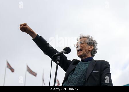 LONDRA, INGHILTERRA, AGOSTO 29 2020, Piers Corbyn (fratello dell'ex leader laburista Jeremy Corbyn) si rivolge a migliaia di manifestanti anti anti anti anti maschera riuniti a Trafalger Square contro le restrizioni di blocco, l'uso di maschere e le proposte di vaccini, Piers Corbyn rivolgendosi alla folla credito: MI News & Sport /Alamy Live News Foto Stock