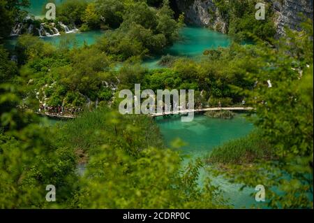 Il bellissimo Parco Nazionale dei Laghi di Plitvice in Croazia è una rinomata destinazione turistica. Foto Stock