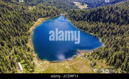 Lago di Malghette, situato in Valle del Sole, Trentino Alto Adige nel cuore del Parco Naturale Adamello Brenta, a 1900 m s.l.m. Foto Stock