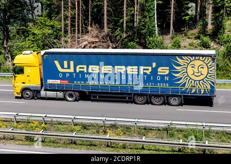 La Waberer DAF XF camion con rimorchio curtainside su autostrada. Foto Stock