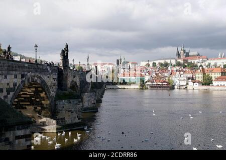 Ponte Carlo a Praga con una vista del piccolo Città e il quartiere del Castello Foto Stock